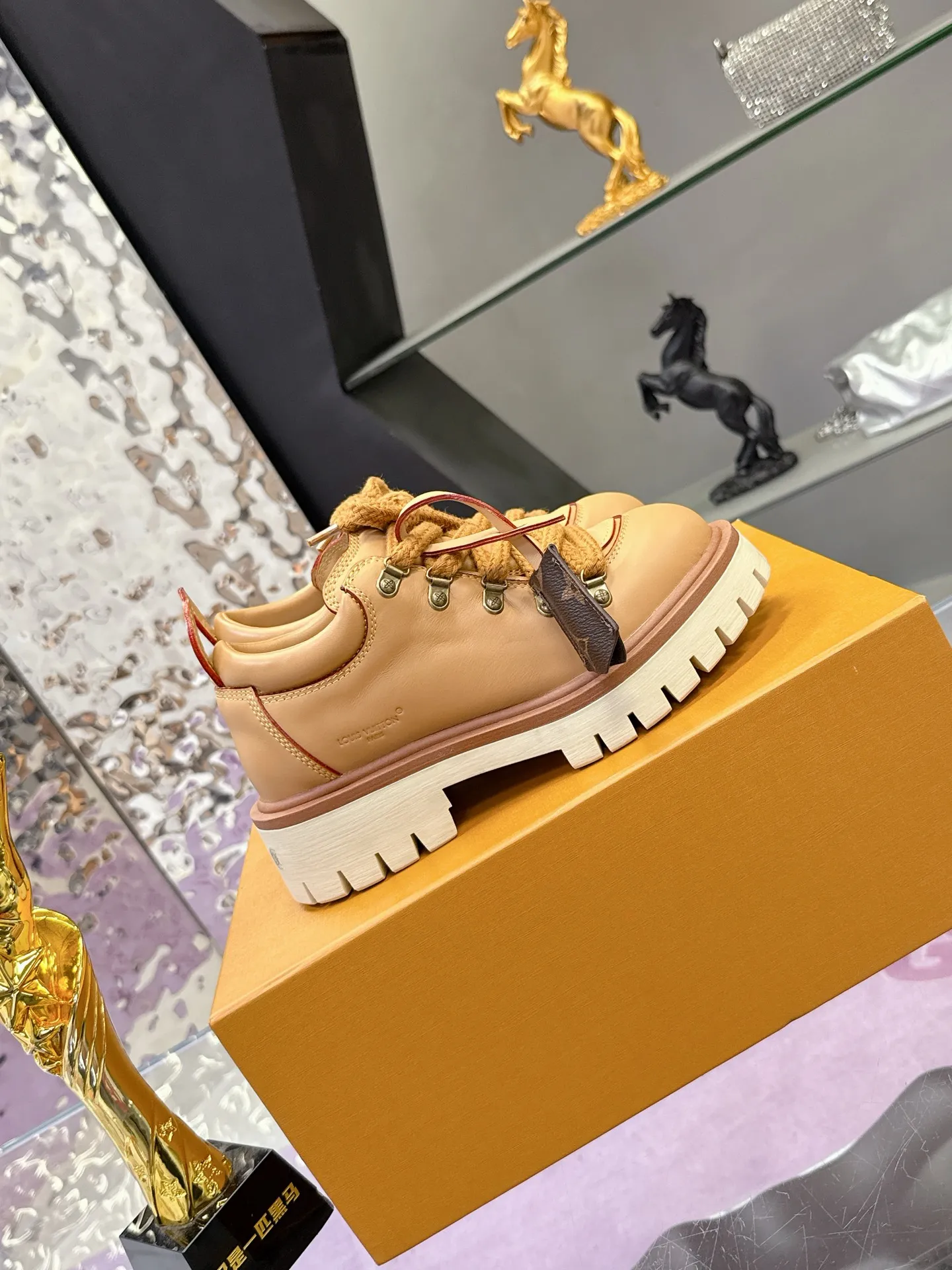 Factory price: 700💰 LV | Louis Vuitton 🧡💚2025 autumn and winter new style, top version ⚠️ The counter features the latest LV REMIX lace-up mountaineering derby shoes, new hard goods 🆕 ❥BS purchasing level! Full of high-end feel! A popular model among bloggers at home and abroad, it’s retro and fashionable, and looks stunning on your feet! Mainly recommended model on the official website★ ▪️Upper: top-quality first-layer cowhide ▪️Inner lining: imported sheepskin ▪️Outsole: original molded T men's shoes 💰U anti-slip outsole ▪️Sole height: 3.5cm ▪️Shoe size: Female 35-41 (41 customized, non-refundable) Male 39-45 (46 customized, non-refundable)